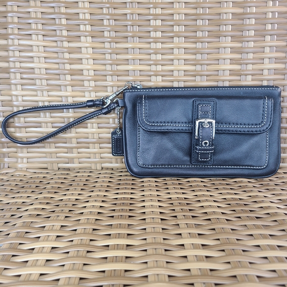 Coach Soho Black Leather Wristlet Clutch Bag Purse Buckle Detail Small - Picture 2 of 14